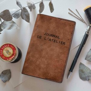 carnet-et-couverture-en-cuir-1-atelierwyverne