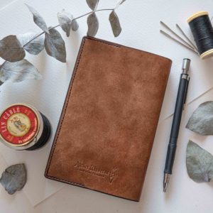 carnet-et-couverture-en-cuir-02-atelierwyverne
