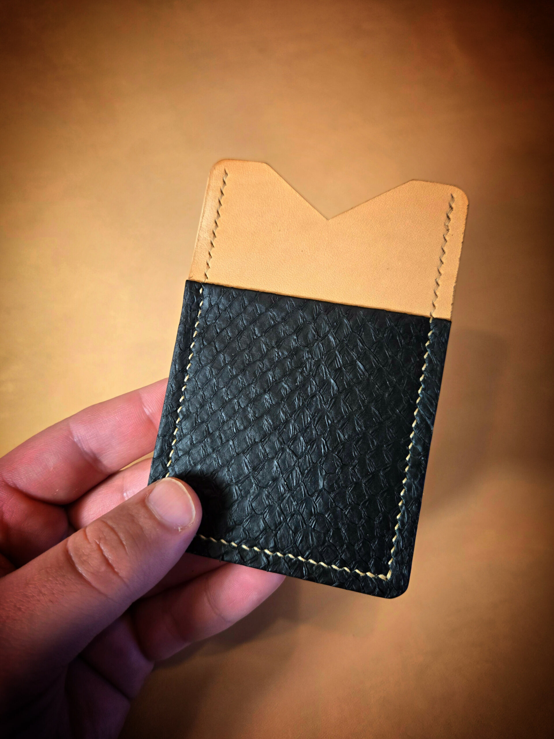 Porte-cartes Clair-Obscur – Cuir pleine fleur & cuir marin français Porte-cartes Clair-Obscur en cuir pleine fleur tannage végétal avec insert en cuir marin français