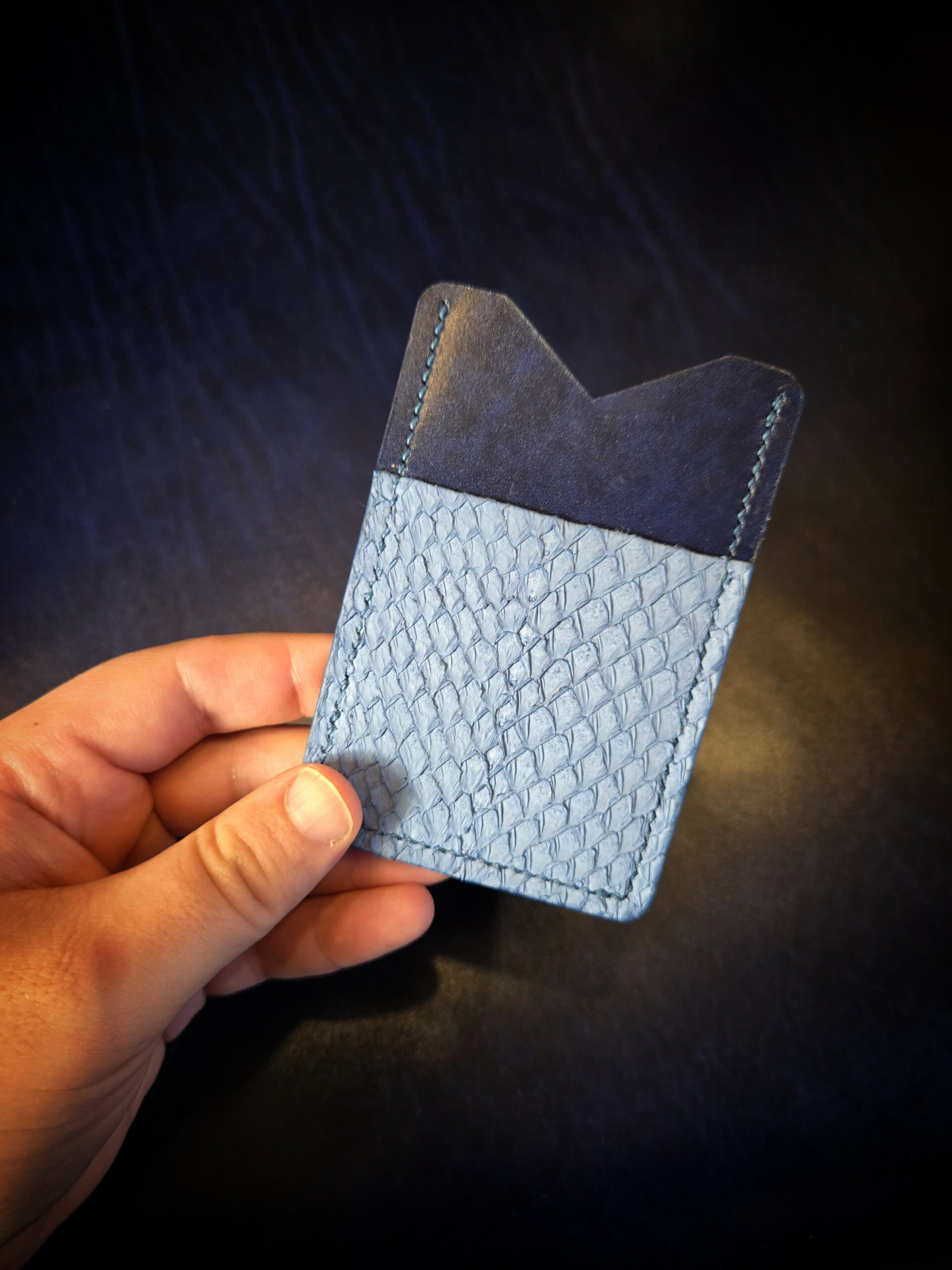 Porte-cartes Thalassa – Cuir pleine fleur & cuir marin français Porte-cartes Thalassa en cuir pleine fleur tannage végétal avec insert en cuir marin français